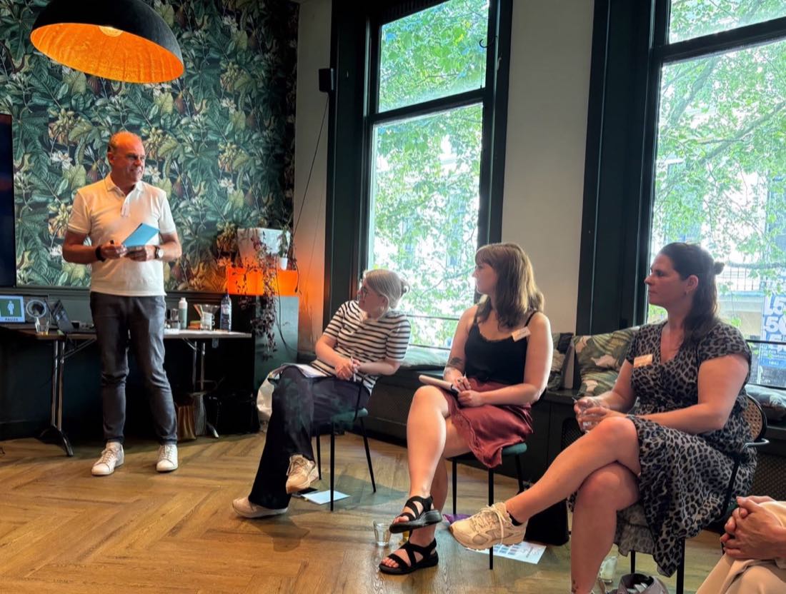 Het publiek in gesprek tijdens de Duck Talk