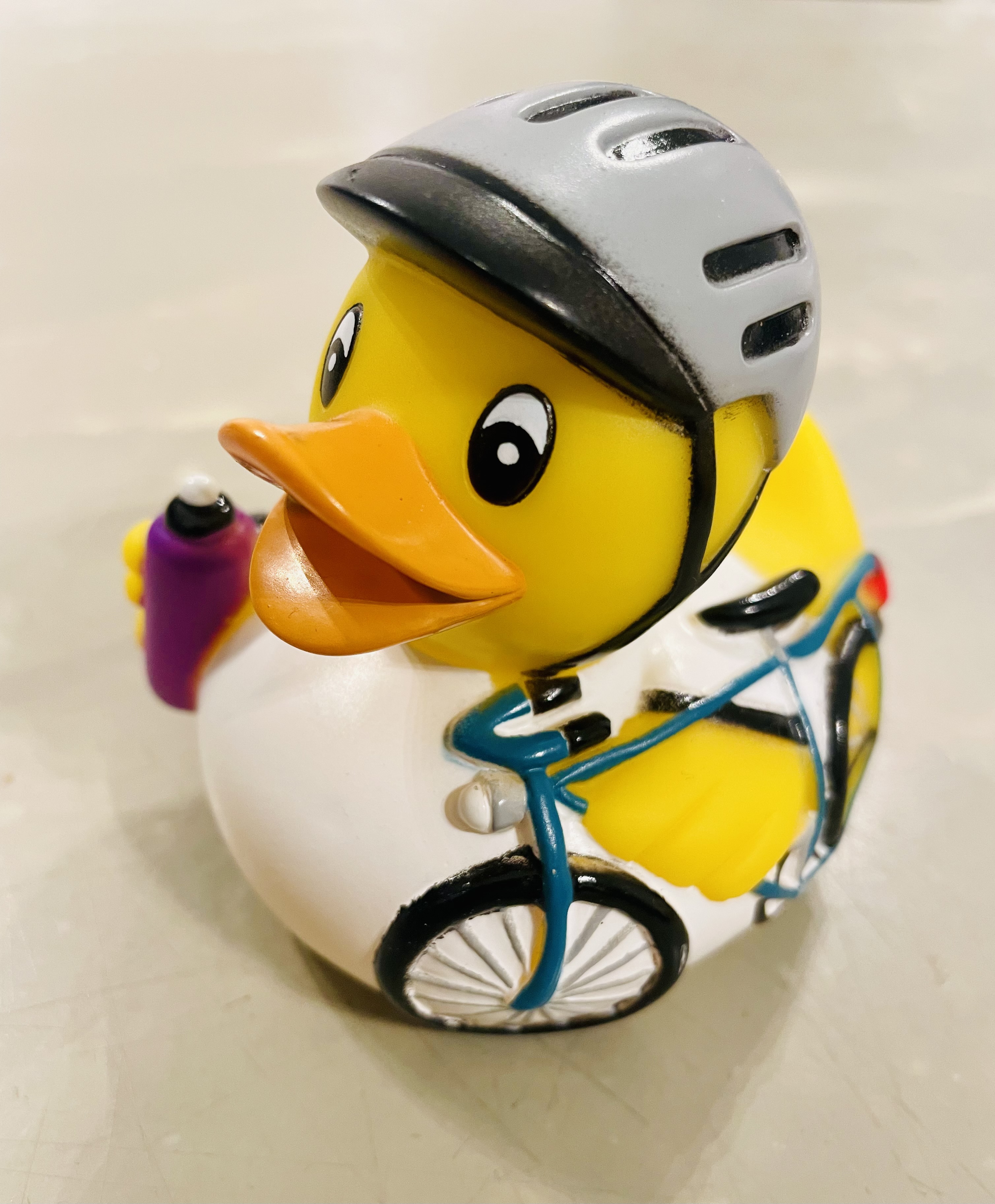 Close-up van de badeend met fietshelm