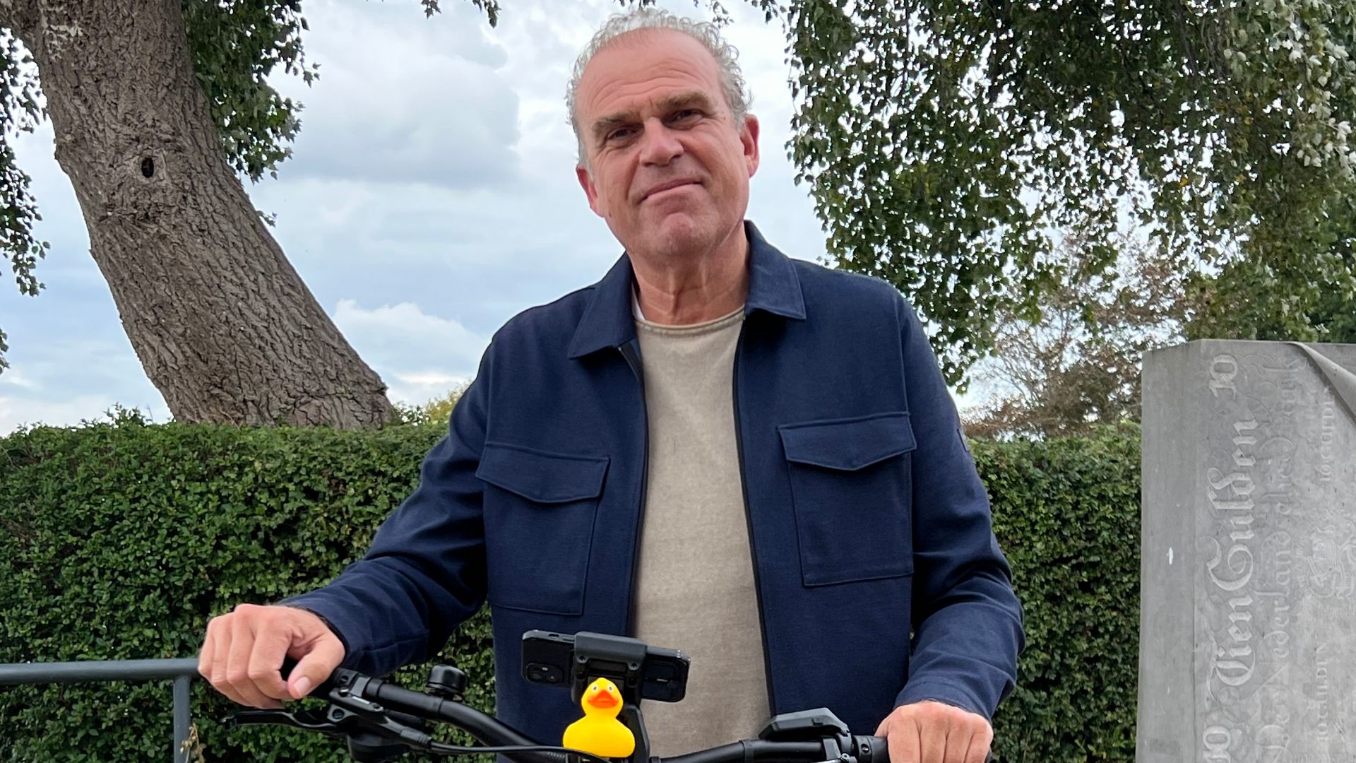 Iemke Roos met zijn fiets, liggende uitsnede