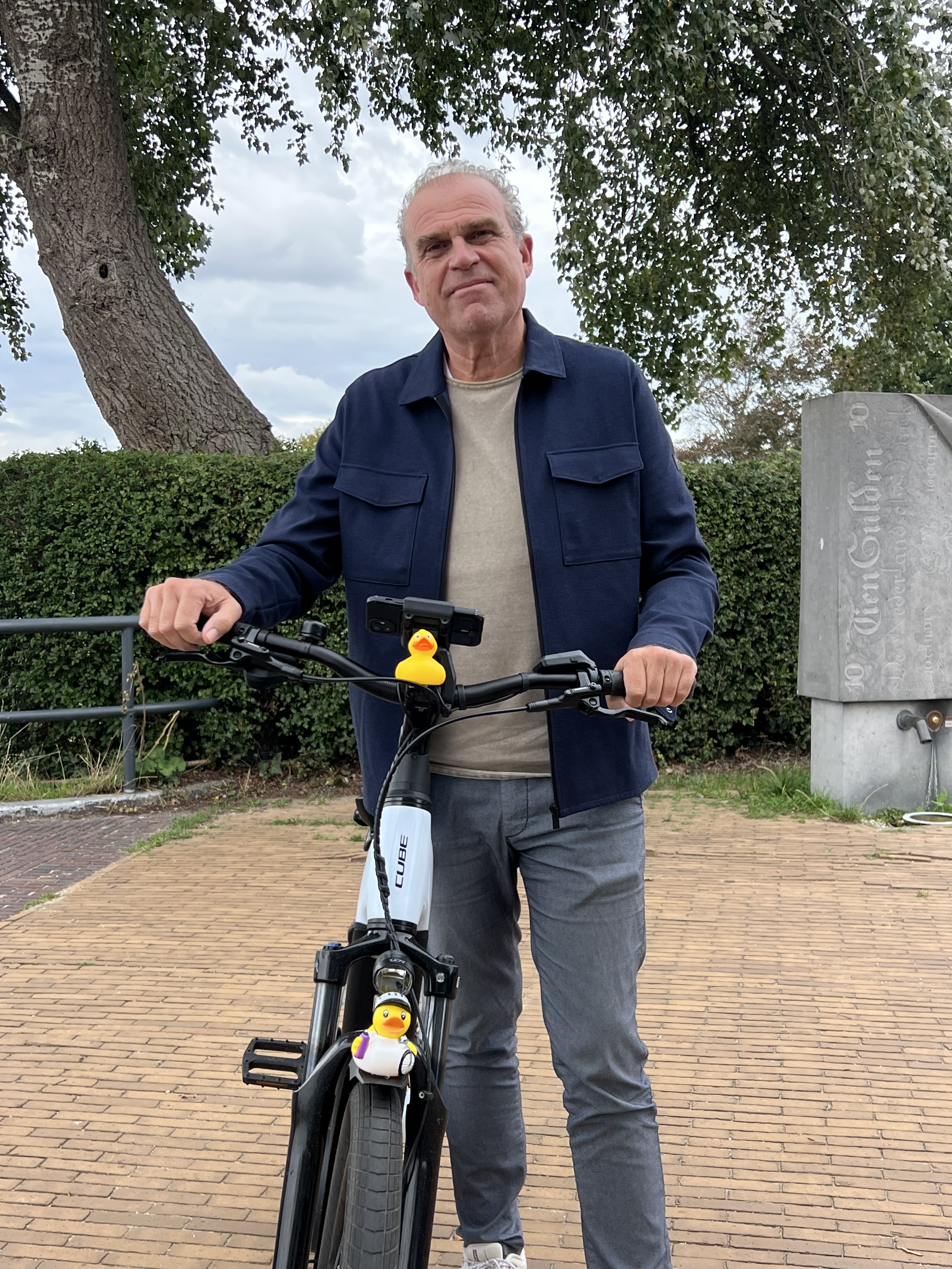 Iemke Roos met zijn fiets, staand portret