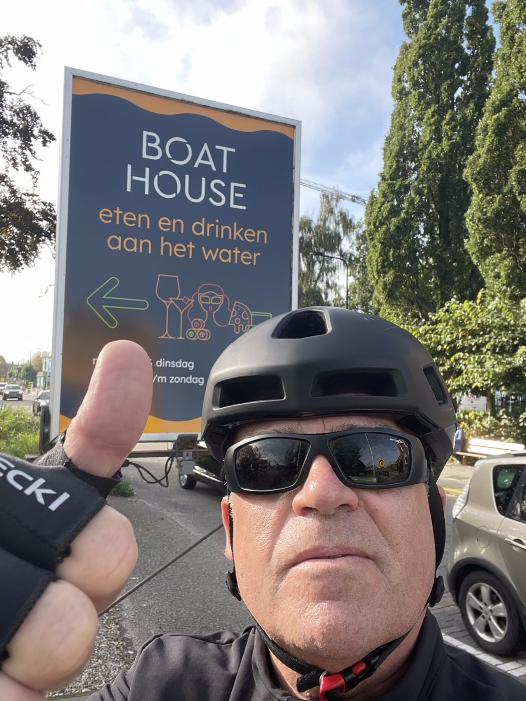 Iemke Roos onderweg, met helm en duim omhoog