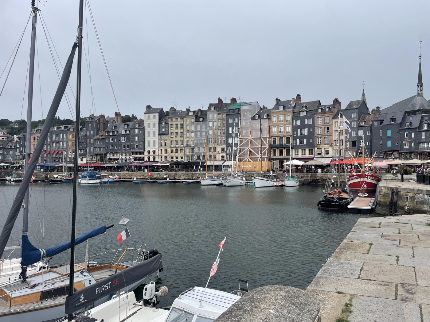De oude haven van Honfleur met zeilschepen