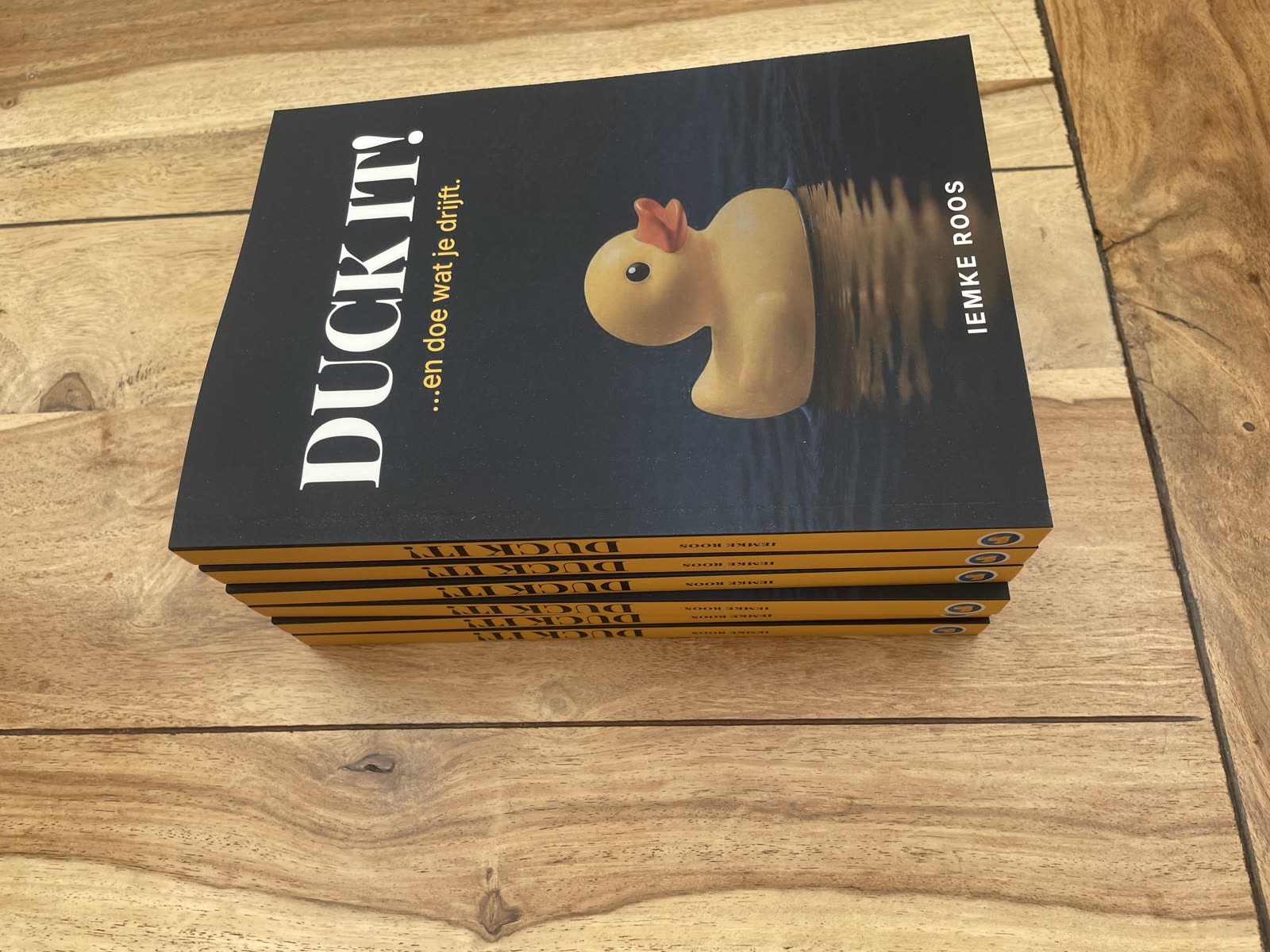 Een stapel exemplaren van Duck It!