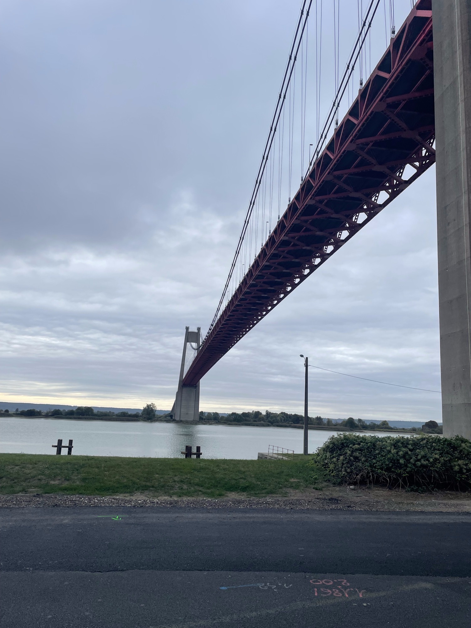 Een lange hangbrug over de Seine