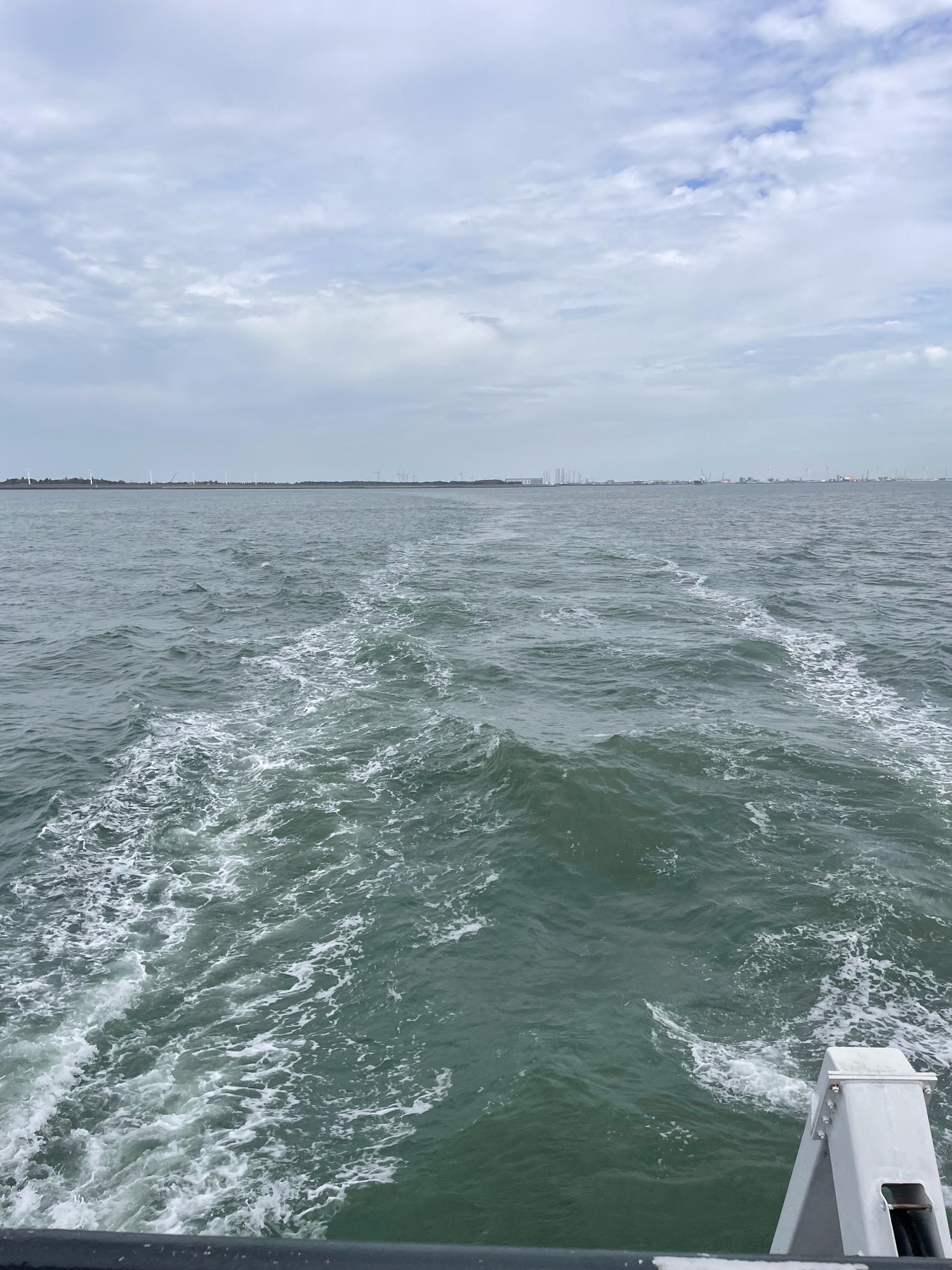 Het kielzog van de veerboot over het water